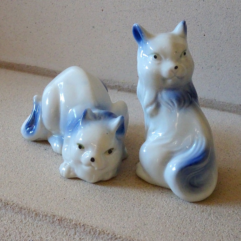 Set of 2 Collectible Blue & White Porcelain Ceramic Cat Figurines